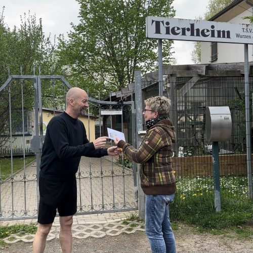 Run Quixote überreicht seine Überraschung, die er während seinem Osterhasenlauf gesammelt hat.